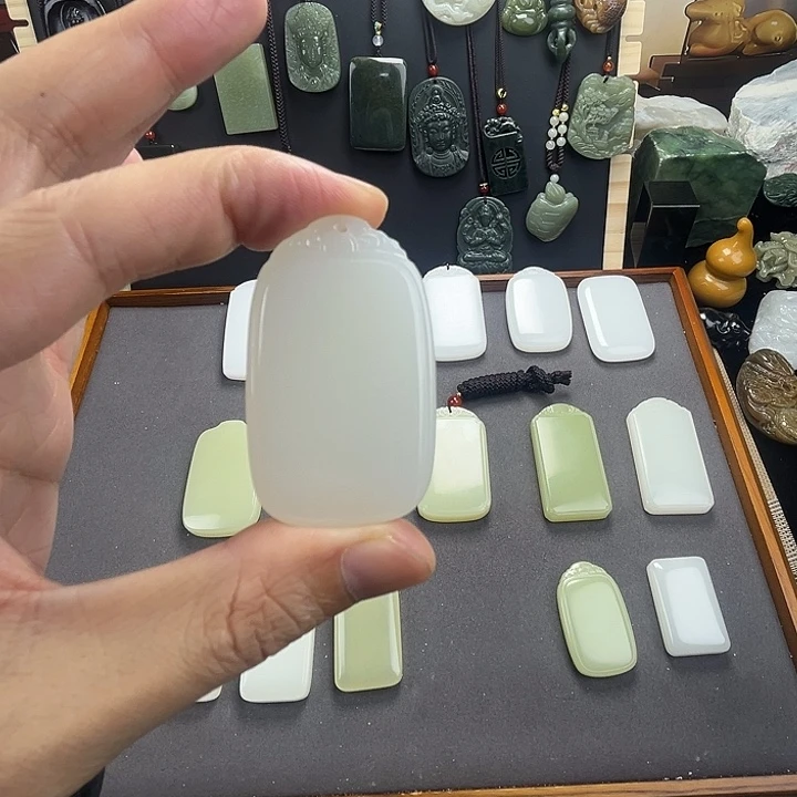 翁***生玉暖白三五圆头无事牌