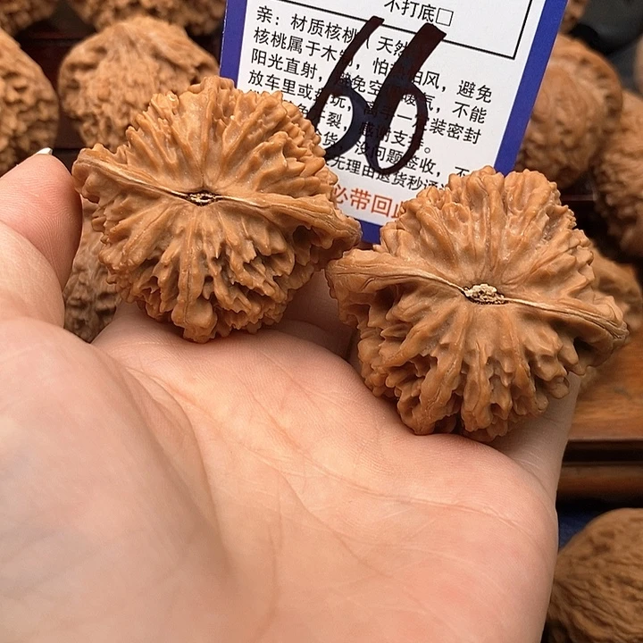 伟***吊坠桃核满天星狮子头48