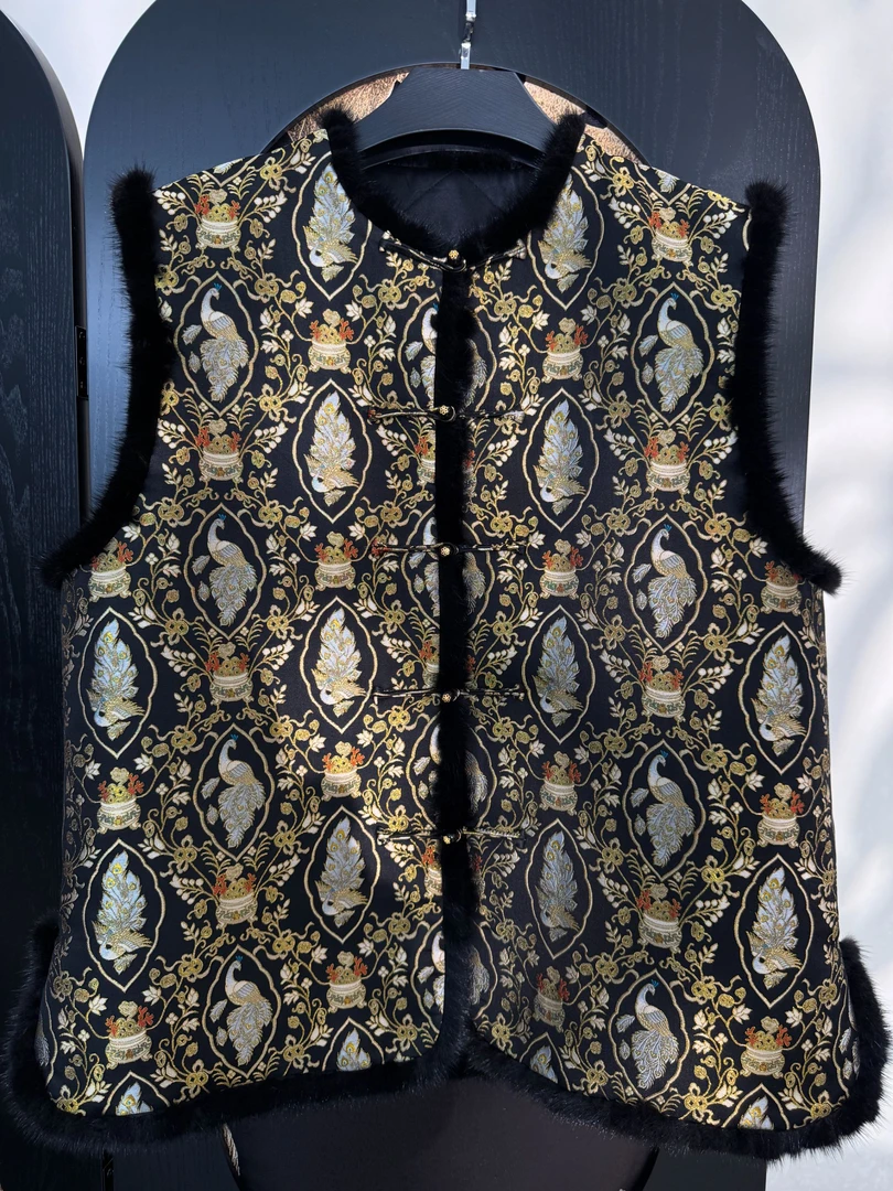 彬雅大观  陆美英宋锦“孔雀聚宝盆”100%桑蚕丝夹驼绒水貂马甲