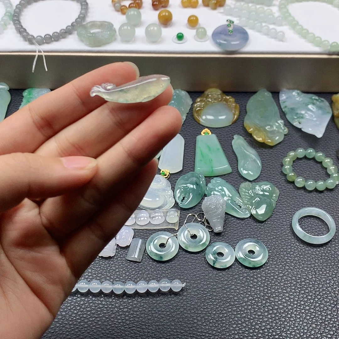 翡翠未镶嵌颈饰鱼