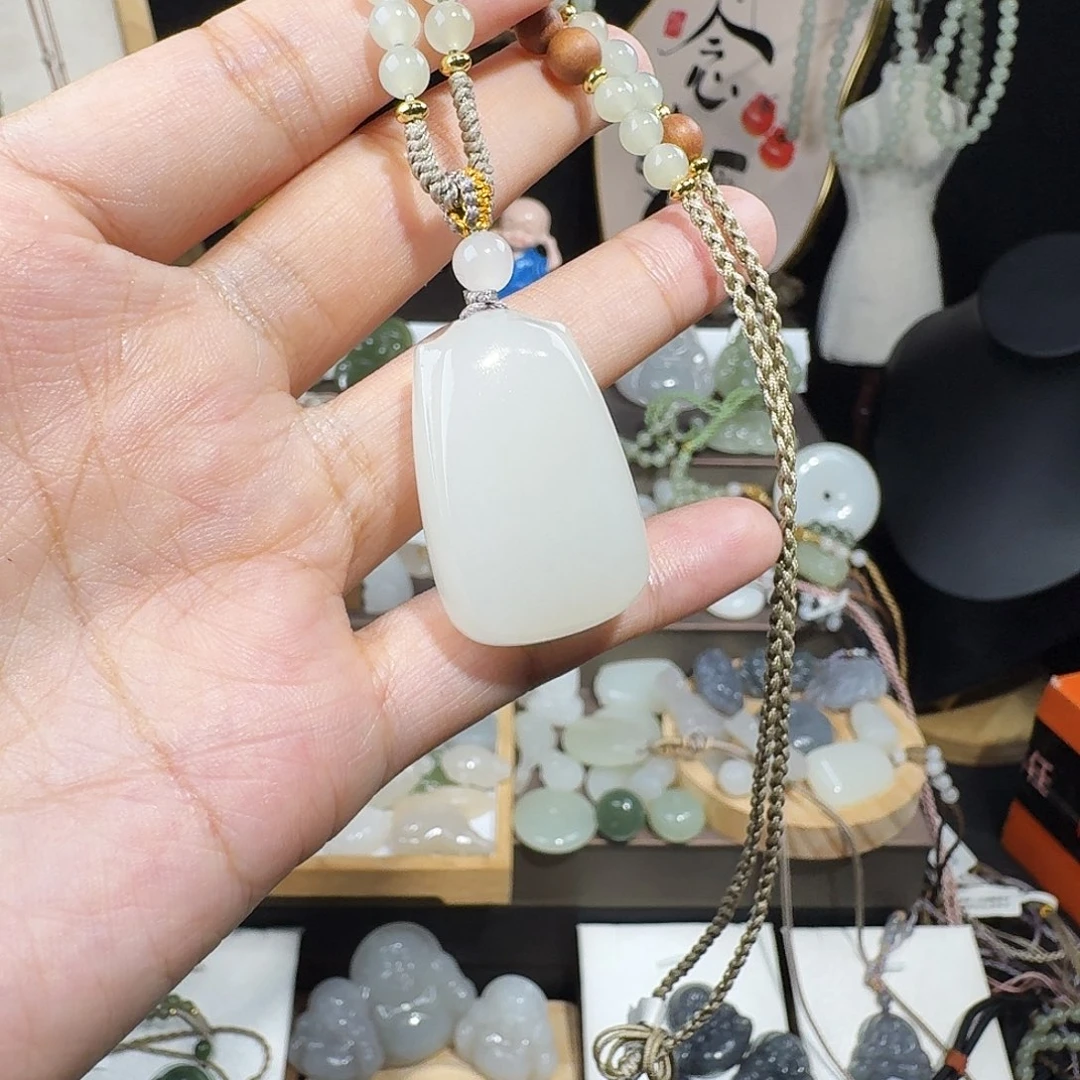 泰***宝和田玉未镶嵌颈饰