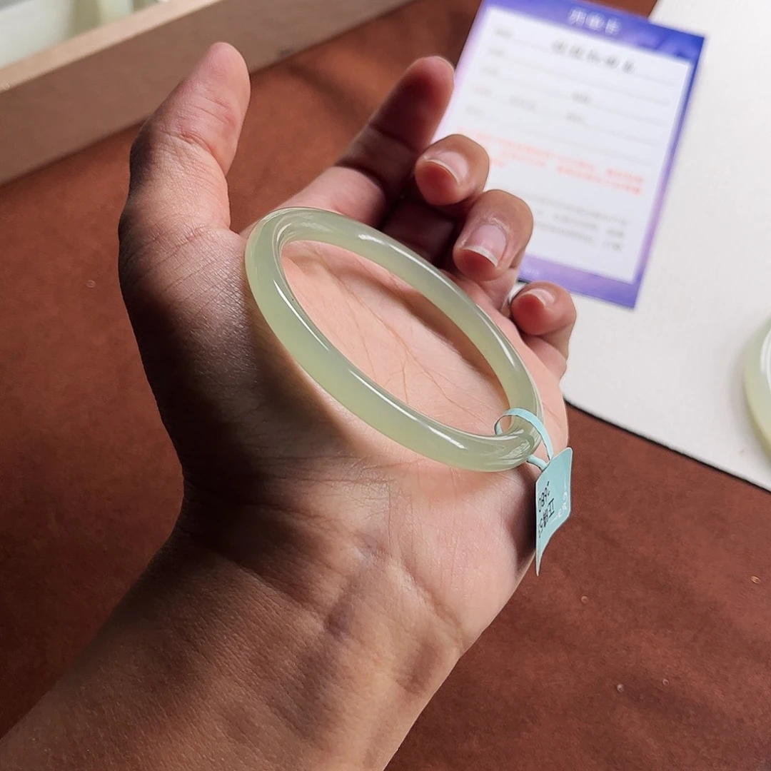 和田玉手镯未镶嵌呦***女