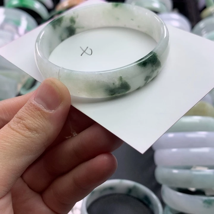 翡翠未镶嵌手镯公主