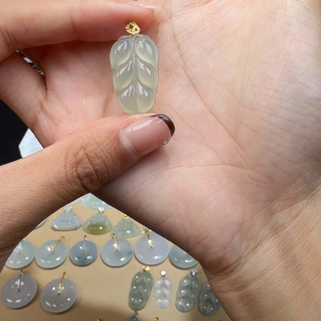 厚***物翡翠18K金镶嵌颈饰