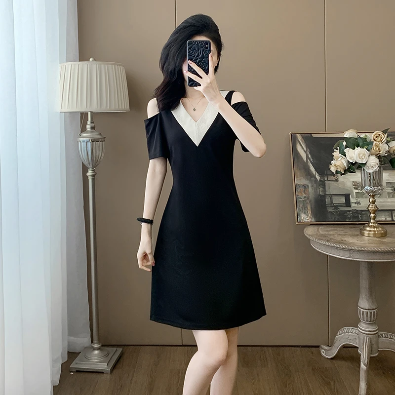 赫本风V领露肩连衣裙女2025夏季短袖高级设计感小个子小黑裙显瘦