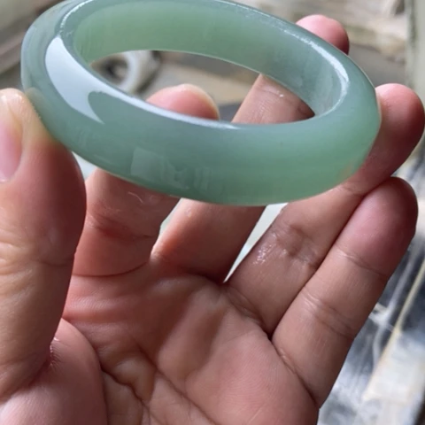 H***g未镶嵌手镯石英质玉（金丝玉）