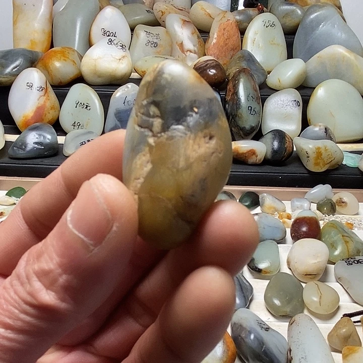 和田玉未镶嵌颈饰三色吊坠