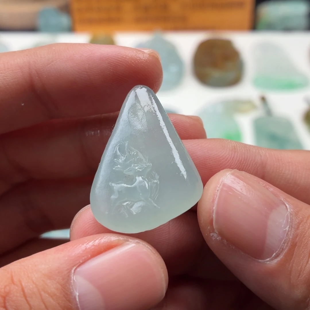 定制翡翠未镶嵌鹿牌