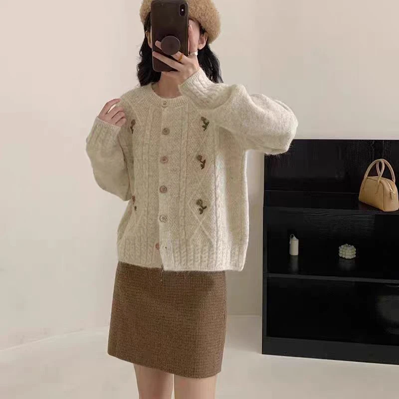 Zh193 秋季花朵刺绣针织开衫女 圆领单排扣温柔风短款上衣