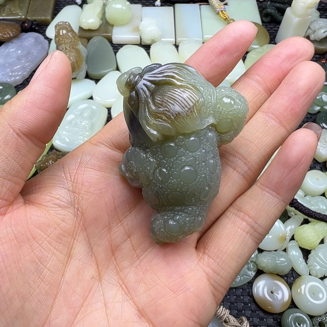 和田玉未镶嵌颈饰有纹漏，卡55重76.2克