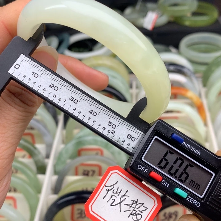 蛇纹石玉未镶嵌手镯348