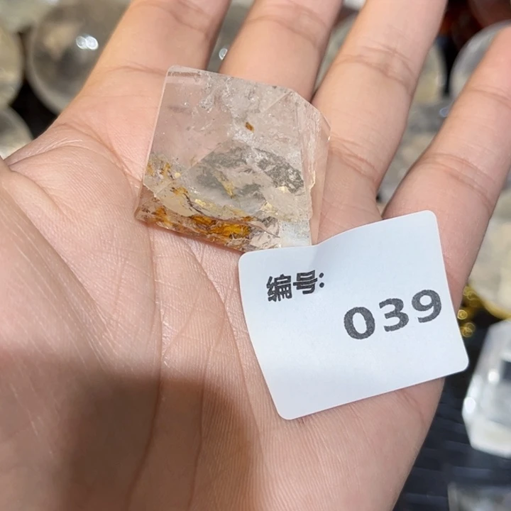 水晶摆件未镶嵌金字塔