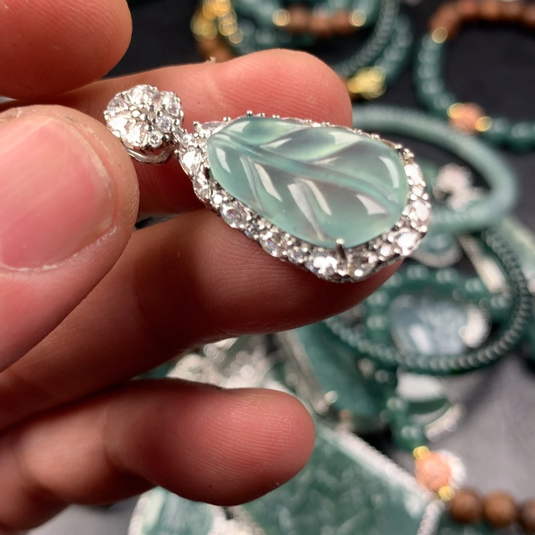 翡翠未镶嵌颈饰芭蕉叶