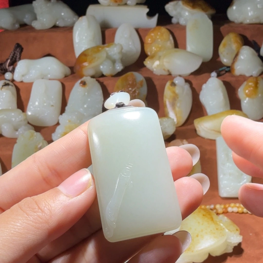 彬***斌和田玉未镶嵌吊坠(赠链)