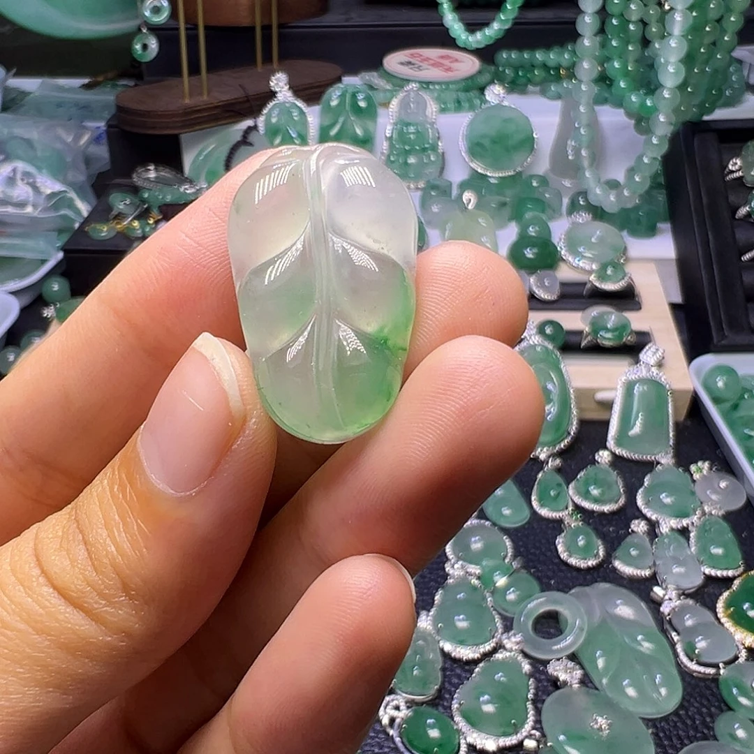 石英质玉（非洲翠）未镶嵌颈饰