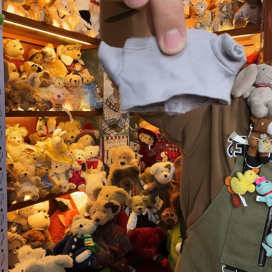 毛绒灰色上衣T恤。