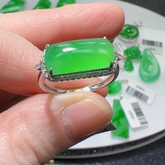 颈饰18K金镶嵌翡翠