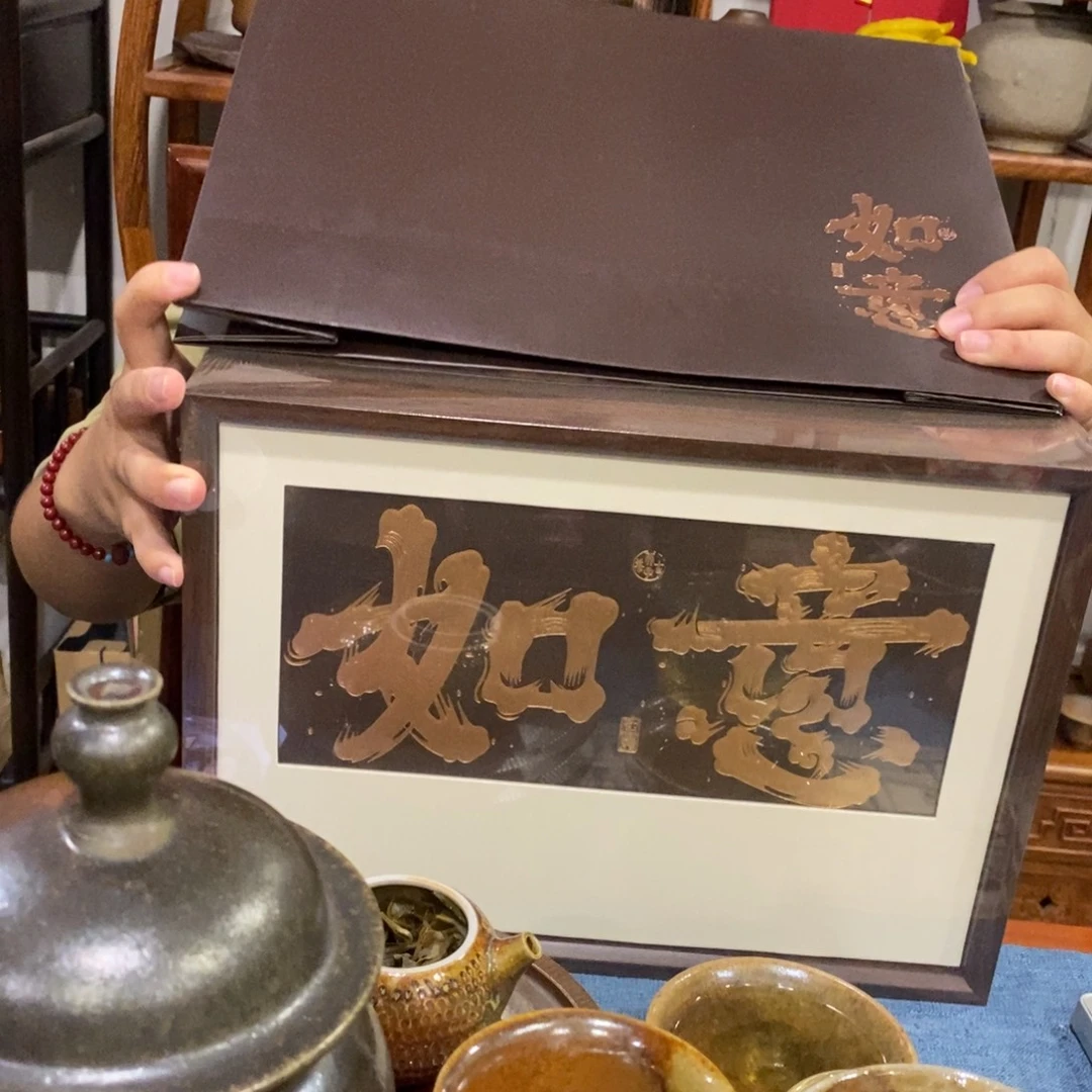 一个礼盒两个罐子，200g红茶，一个礼袋
