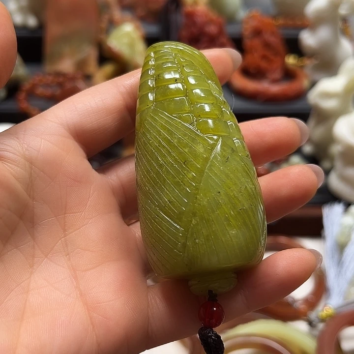 蛇纹石玉手把件未镶嵌