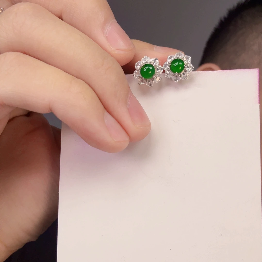 翡翠未镶嵌颈饰一对