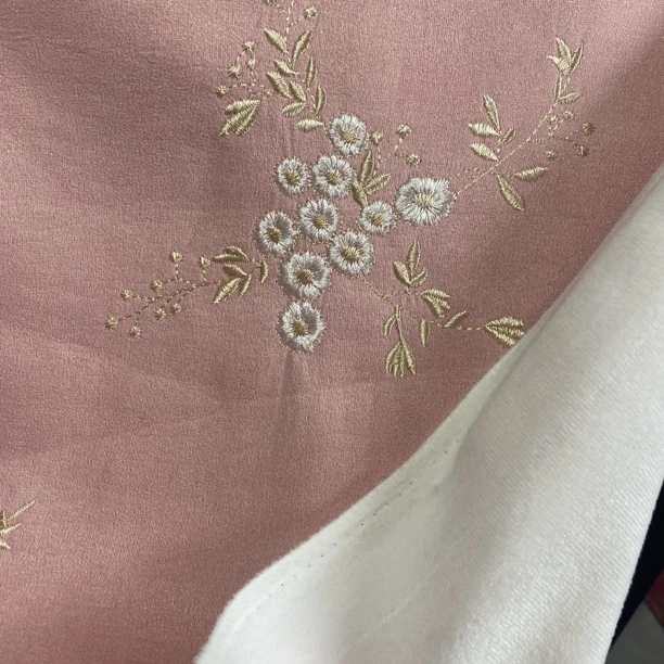 粉色小花绣花麂皮绒复绒底舒适简约清新大气温婉旗袍连衣裙面料