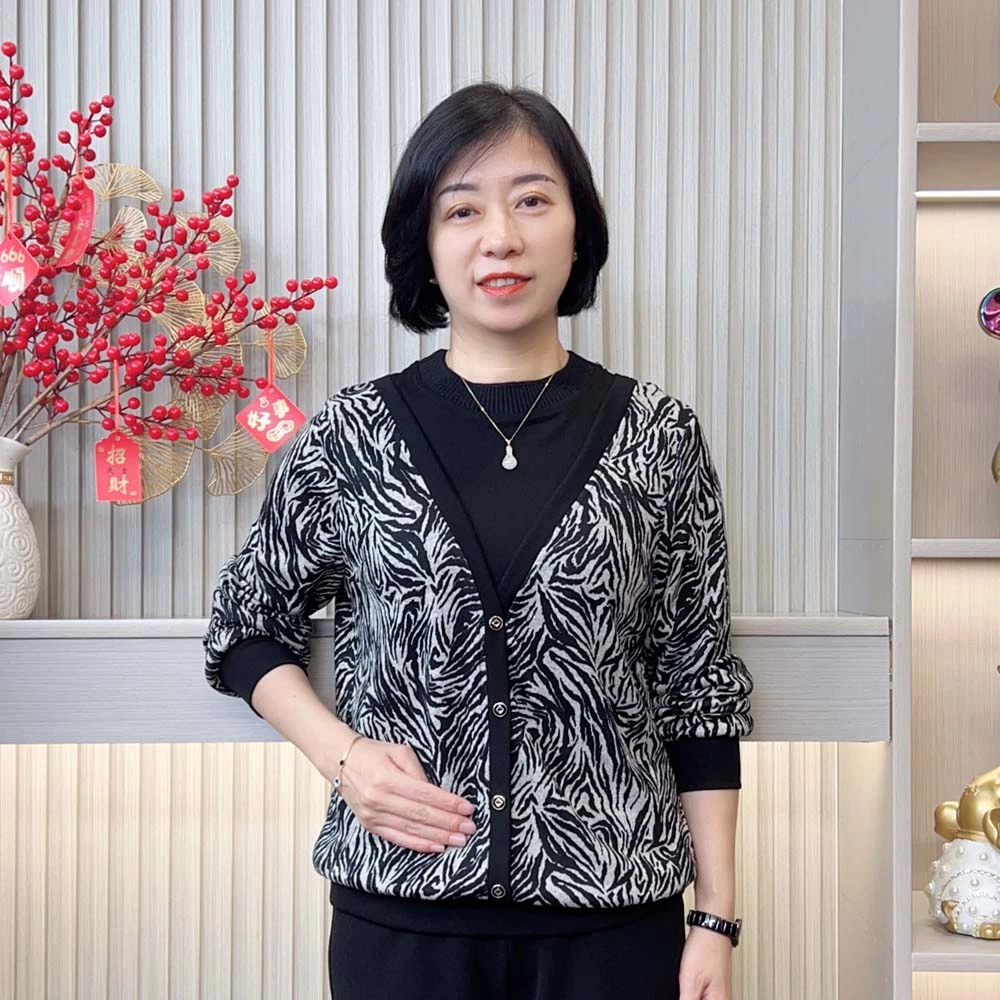 2025秋季新款洋气减龄百搭休闲宽松显瘦气质条纹假两件妈妈装上衣