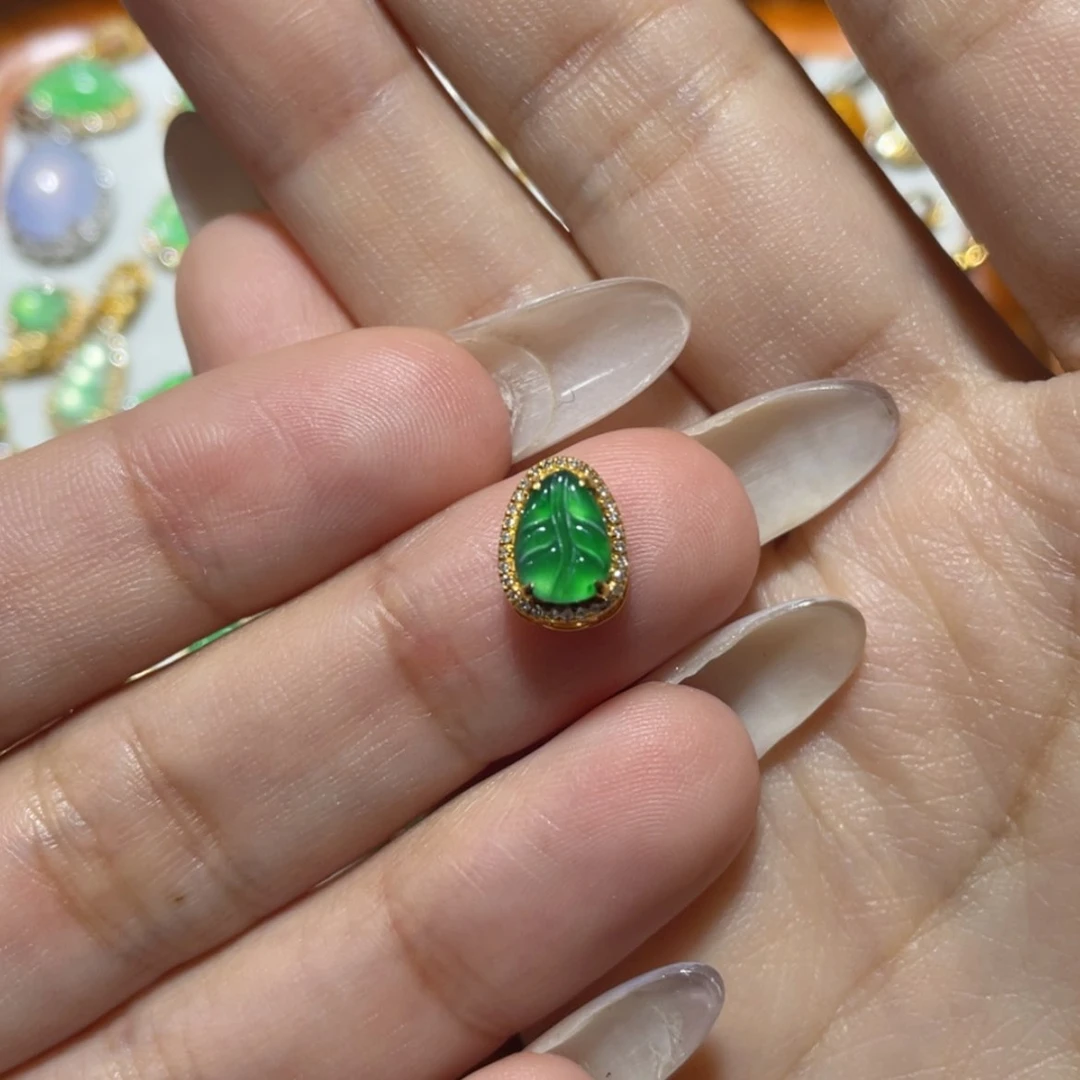 【闪购商品】颈饰18K金镶嵌翡翠