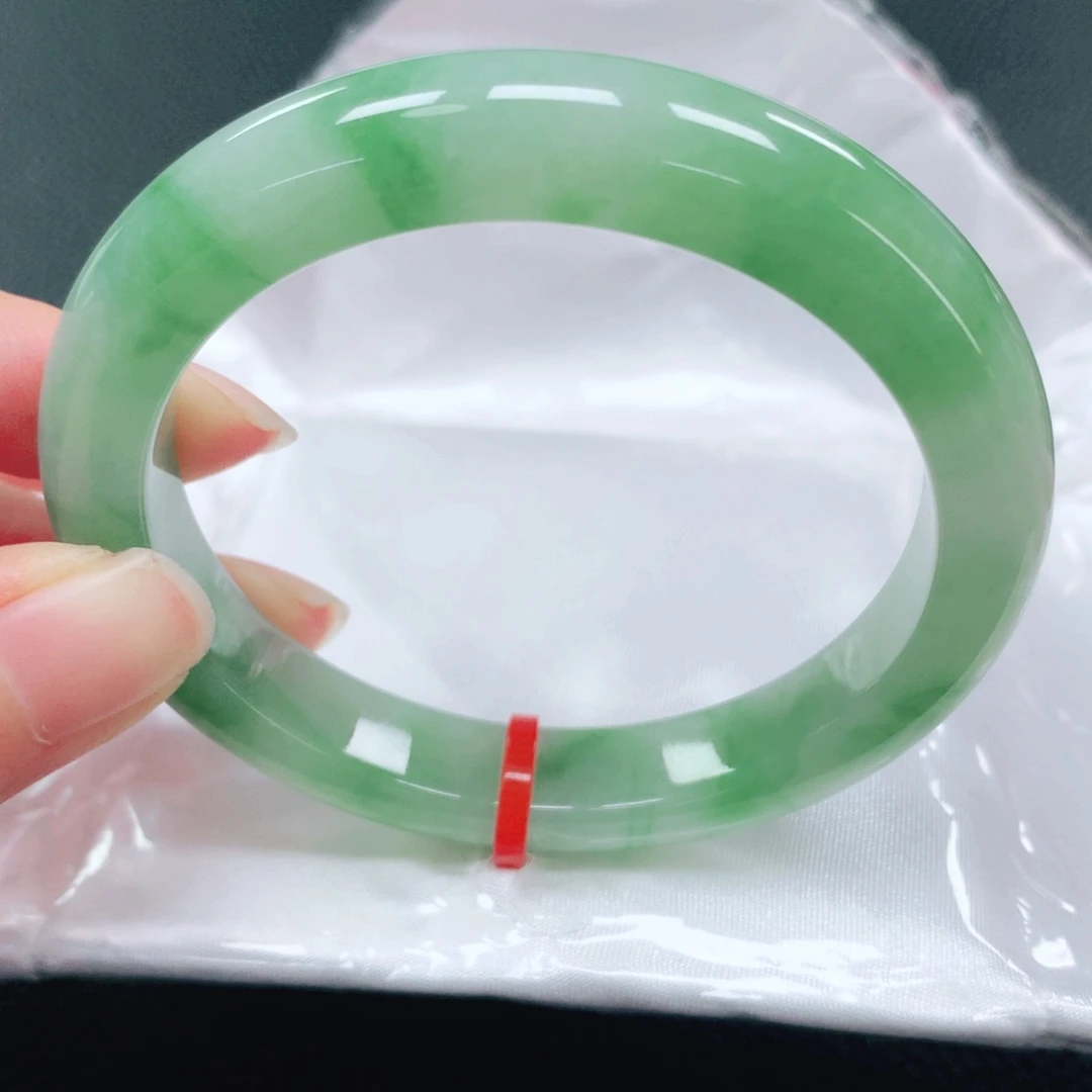 翡翠手镯未镶嵌54圈