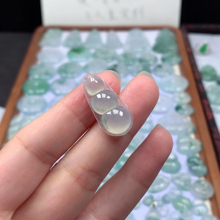 颈饰未镶嵌翡翠冰种福豆