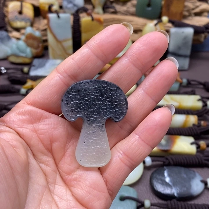 蛇纹石玉未镶嵌颈饰