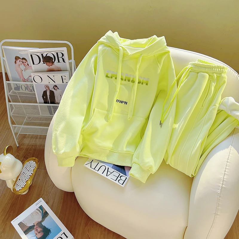 奶油绿显白休闲运动套装女秋冬2026新款洋气时尚字母加绒两件套潮