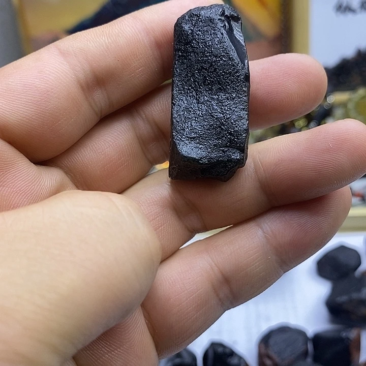 西藏绿莎千层原石