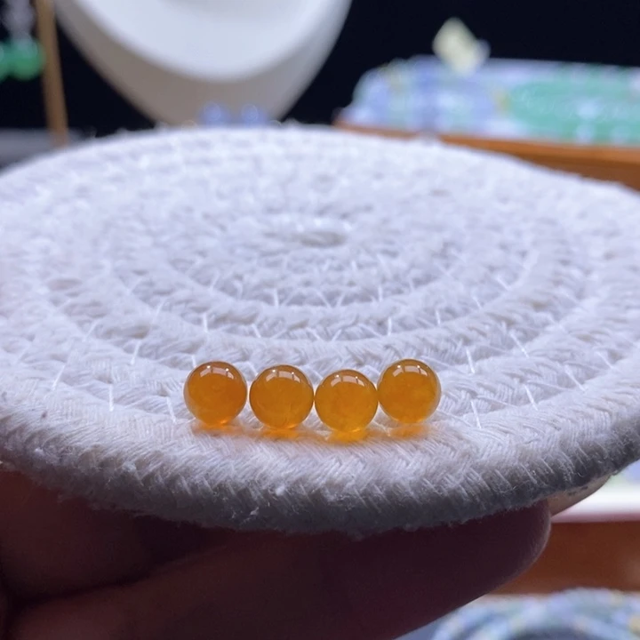 翡翠未镶嵌颈饰多样性发其一