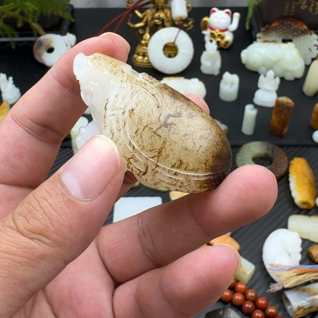 用***3颈饰未镶嵌和田玉（糖玉）