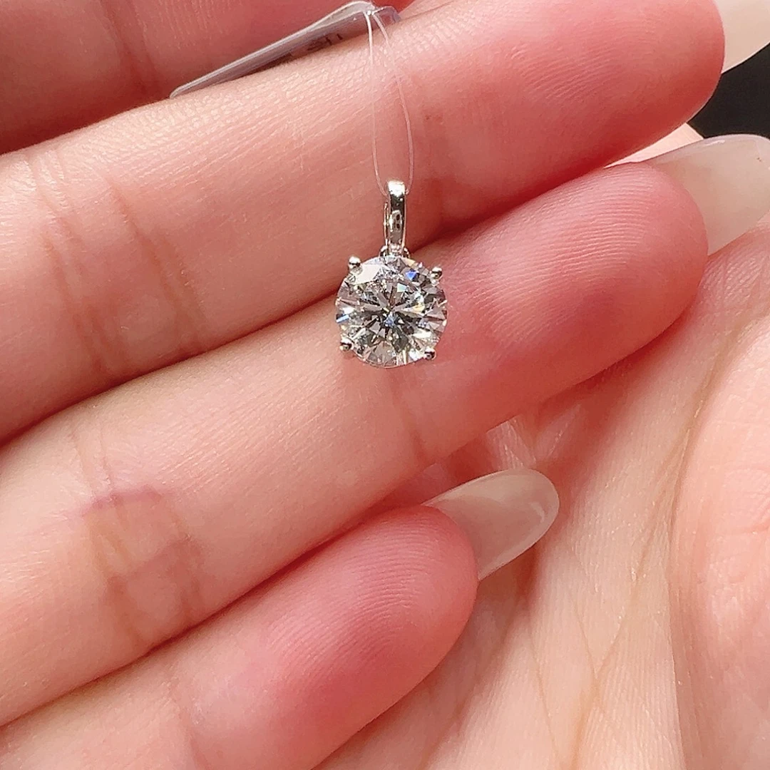 颈饰18K金镶嵌合成钻石