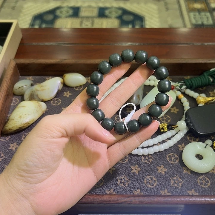 小***哥和田玉未镶嵌手链