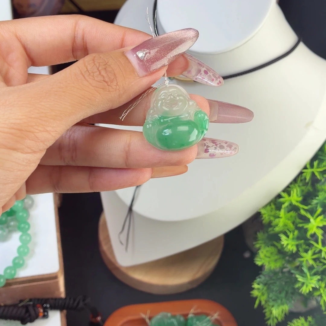 石英质玉（非洲翠）未镶嵌颈饰佛公