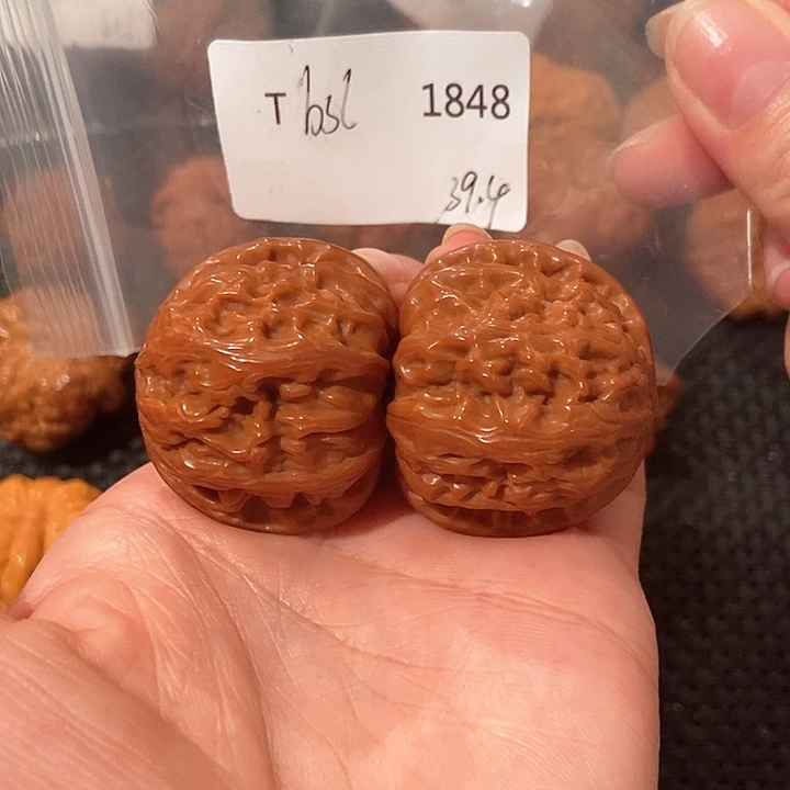 文玩核桃吊坠白狮子39