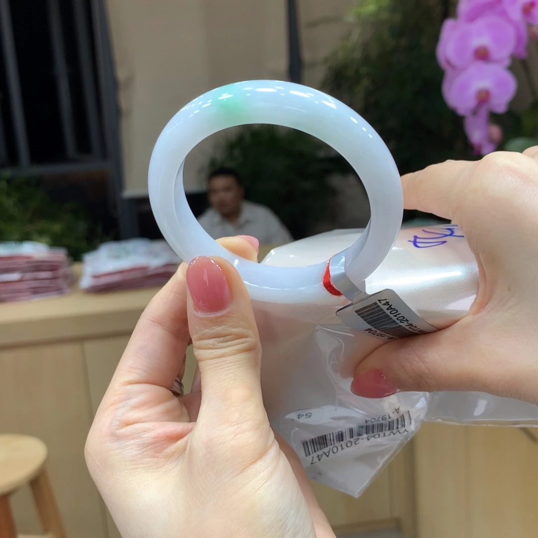 翡翠手镯未镶嵌不退不换