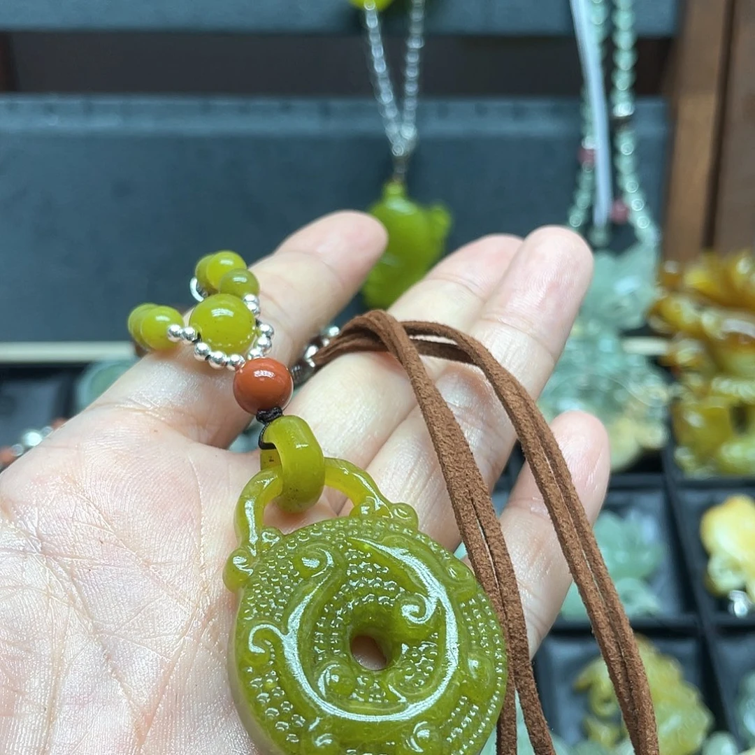 蛇纹石玉未镶嵌颈饰