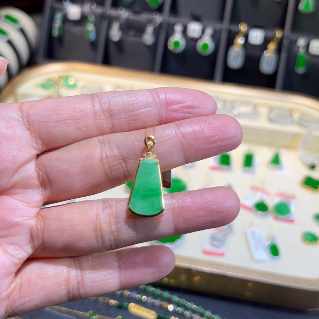 翡翠18K金镶嵌颈饰吊坠