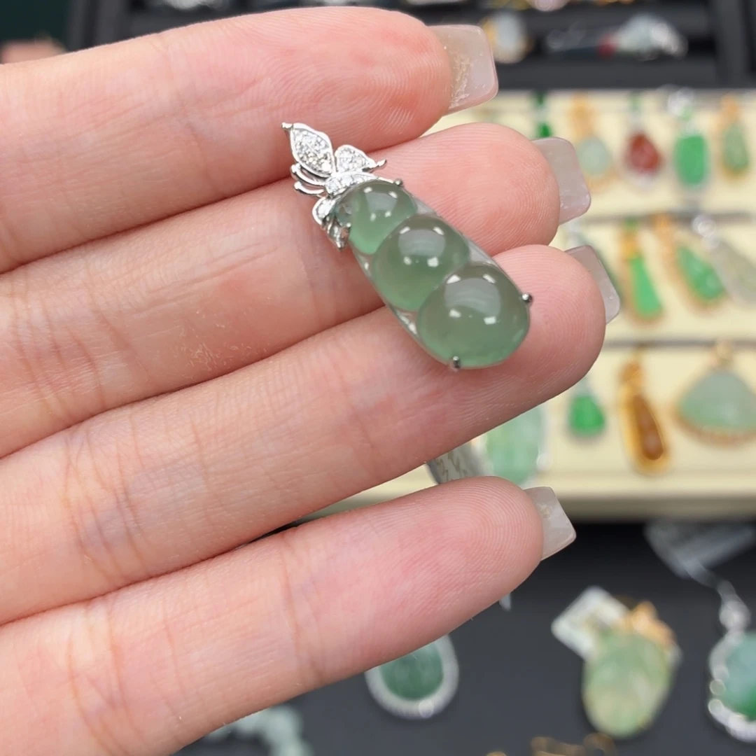 颈饰18K金镶嵌翡翠