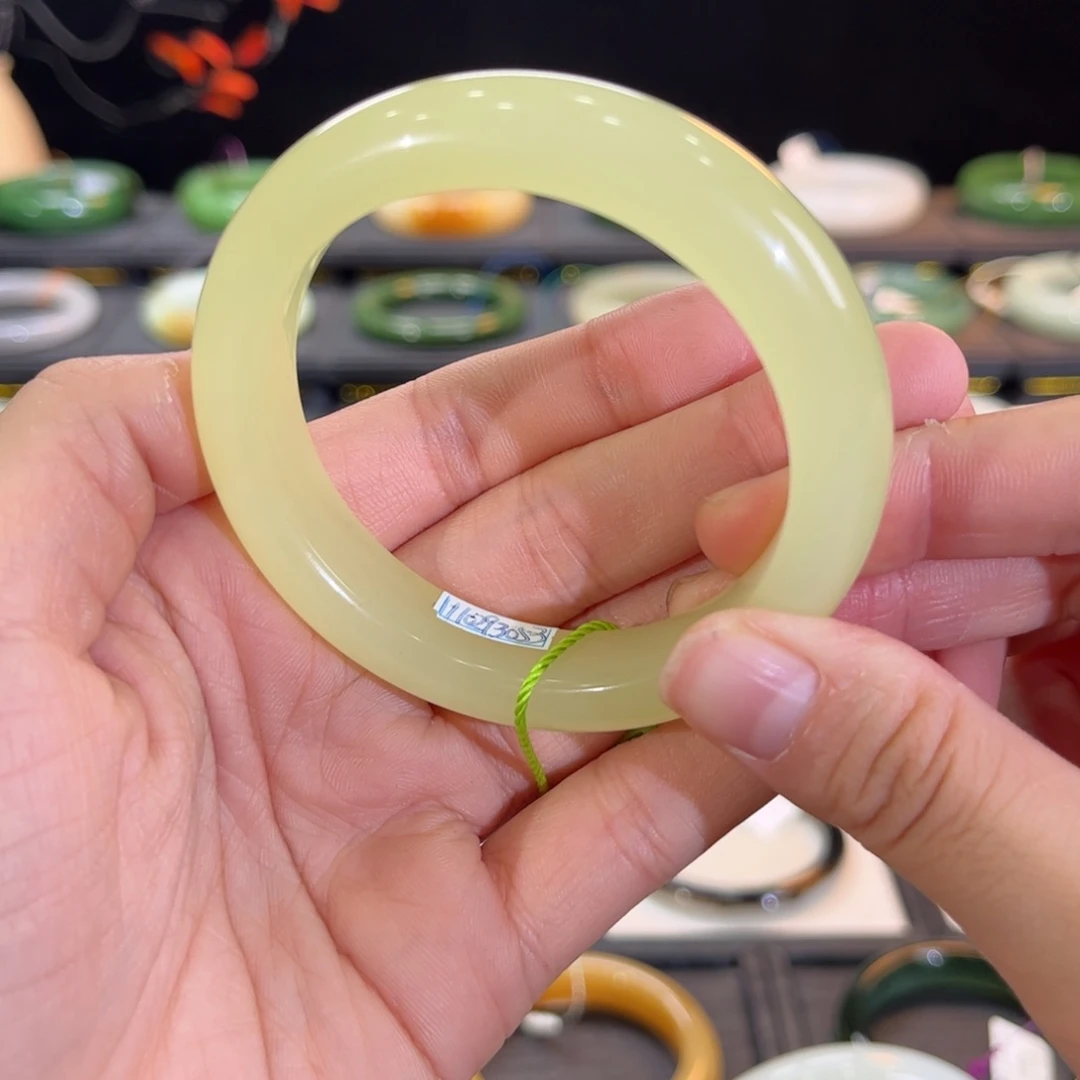 和田玉未镶嵌手镯冰胶细料亮黄