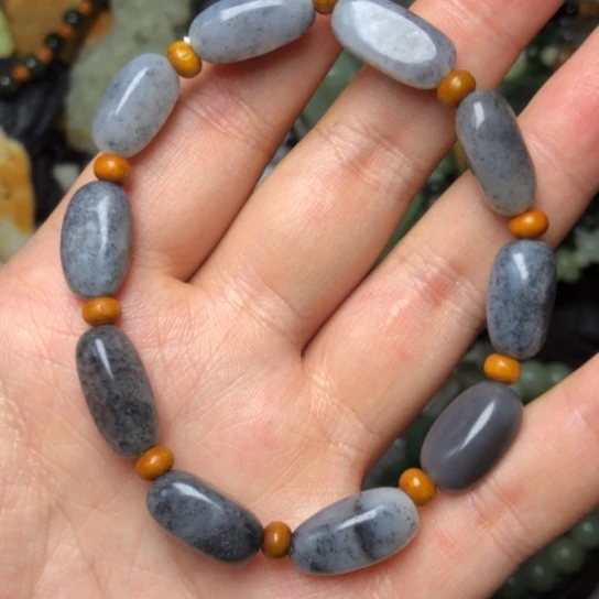 和田玉未镶嵌把件