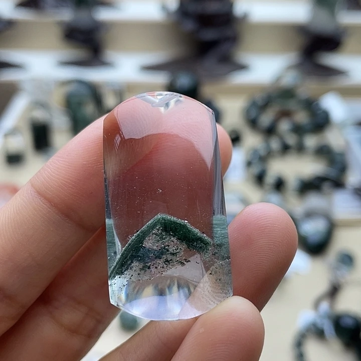 未镶嵌颈饰水晶绿金字塔定制