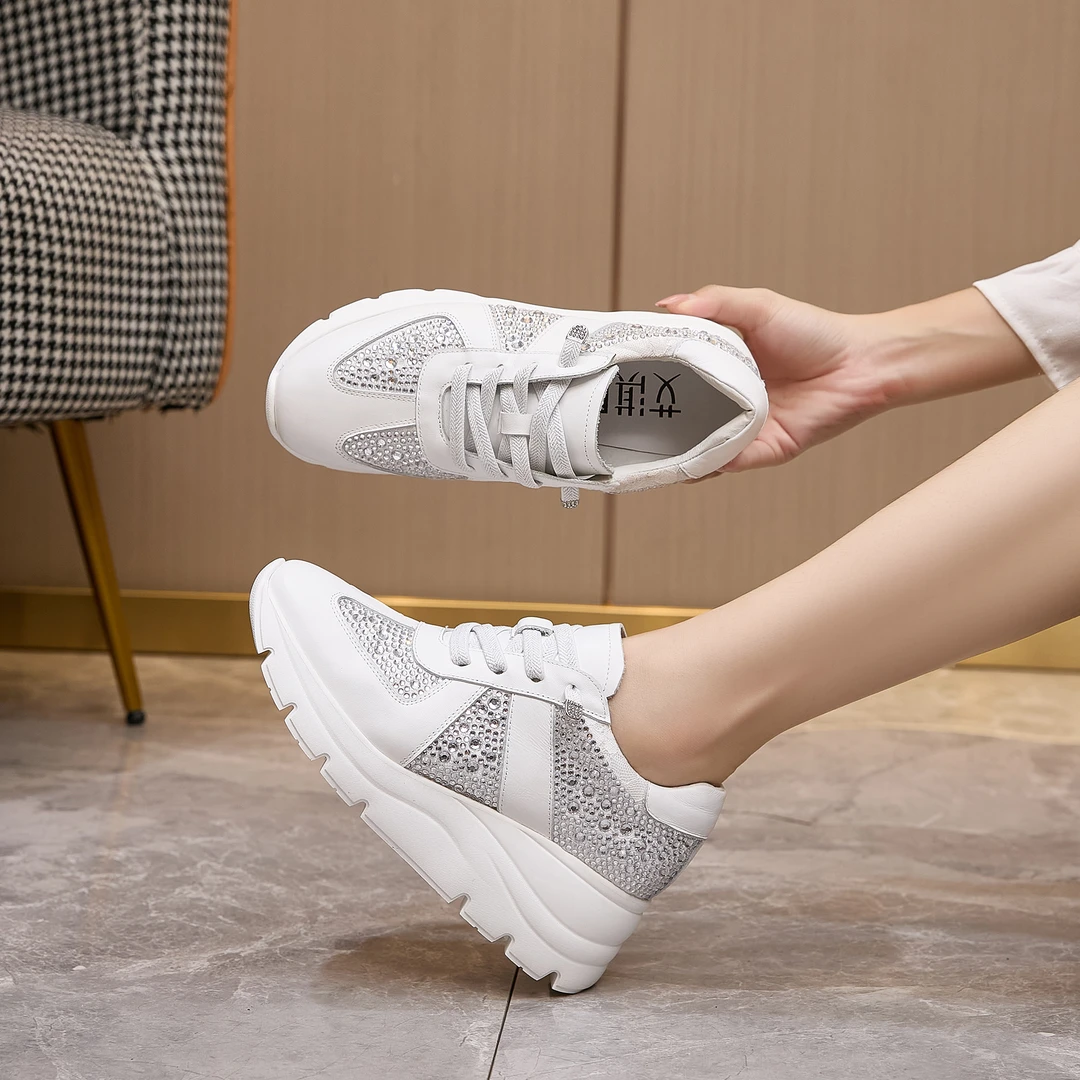 艾淇新品秋冬松紧带烫钻轻奢真皮休闲鞋妈妈鞋旅游鞋增高厚底鞋女