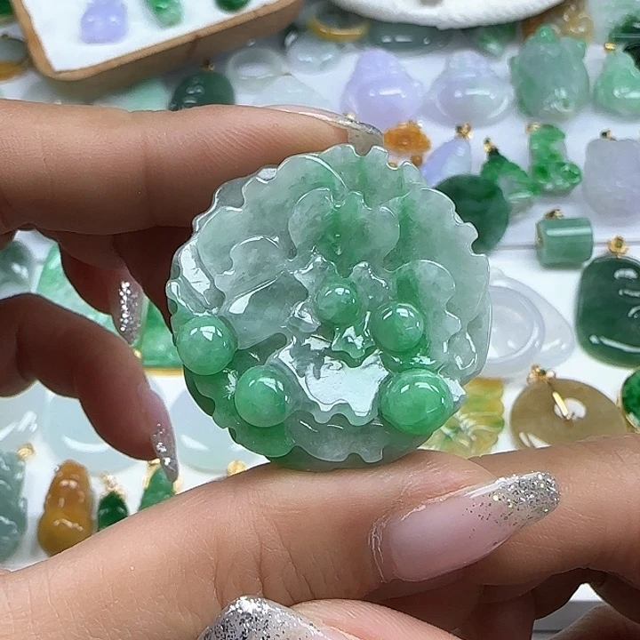 翡翠颈饰未镶嵌飘绿牡丹花