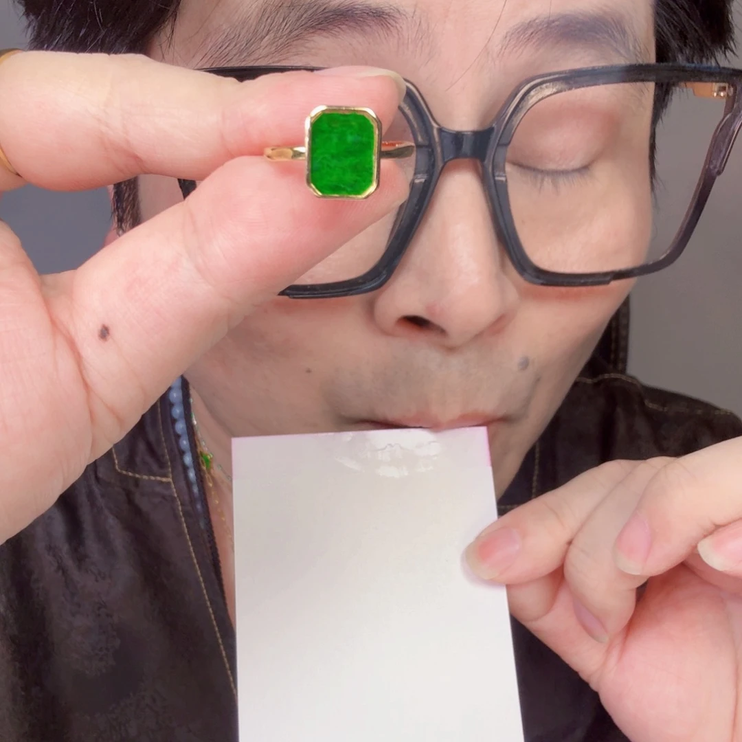 翡翠未镶嵌颈饰一个