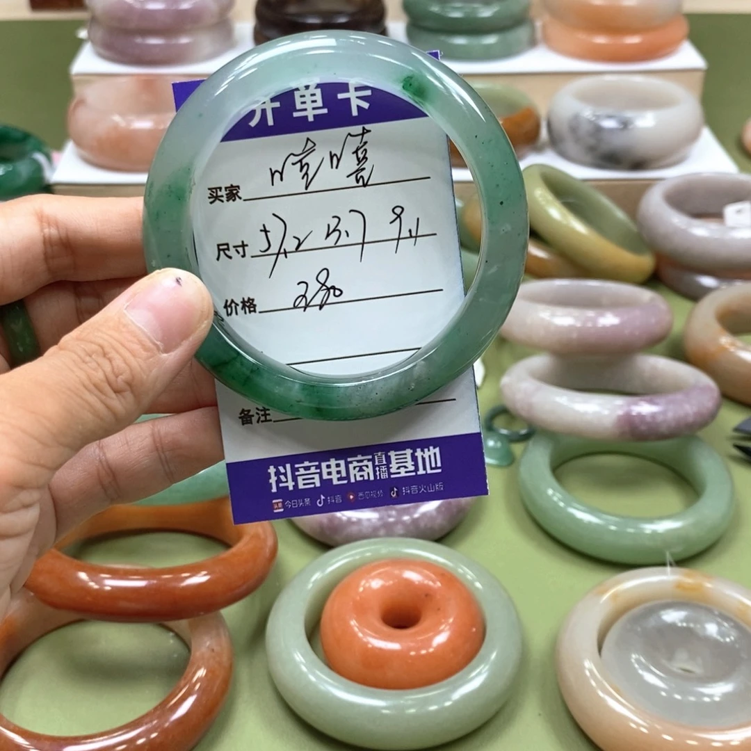嘻***)未镶嵌手镯石英岩玉