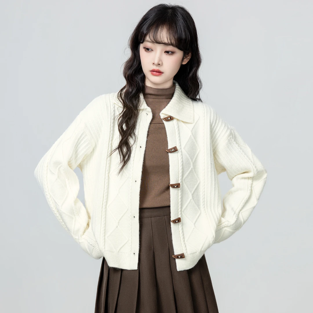 米杏色菱格毛衣外套女款春秋2025秋季新款牛角扣翻领针织开衫上衣